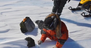 Prace przy 18 kg meteorycie / Credits - International Polar Foundation