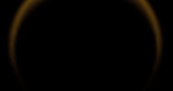 Tytan ukryty za węglowodorową mgłą, stanowiącą źródło węglowodorowych deszczy. (Credits: NASA/JPL/University of Arizona/DLR)