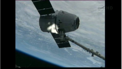 Dragon przechwycony przez ramię SSRMS / Credits - NASA TV