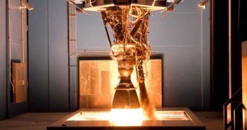 Silnik Merlin 1D w czasie testu na hamowni w ośrodku firmy SpaceX w Teksasie / Credits: SpaceX