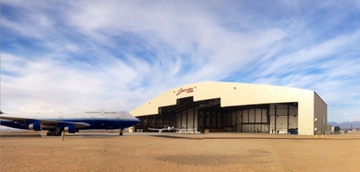Nowy hangar firmy Stratolaunch Systems wraz z zakupionym w zeszłym roku samolotem Boeing 747, który posłuży jako dawca komponentów / Credits: Stratolaunch Systems