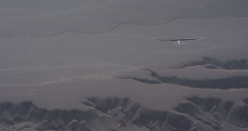Piąty odcinek na trasie przelotu Ouarzazate-Rabat: samolot HB-SIA nad pustynią / Credits: Solar Impulse, J. Revillard