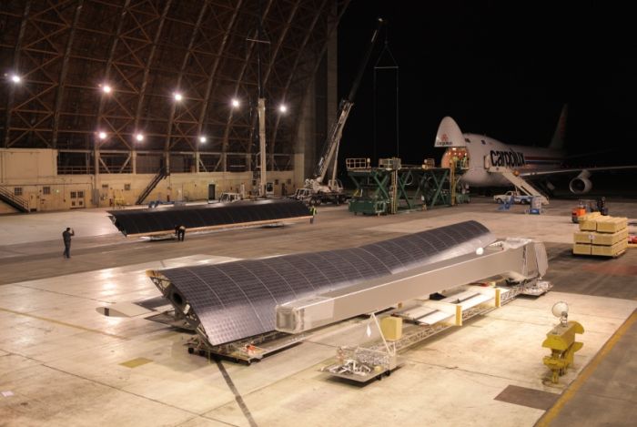 Rozładunek samolotu Solar Impulse na lotnisku Moffett pod San Francisco po przetransportowaniu z Europy / Credits: Solar Impulse Rozładunek samolotu Solar Impulse na lotnisku Moffett pod San Francisco po przetransportowaniu z Europy / Credits: Solar Impulse