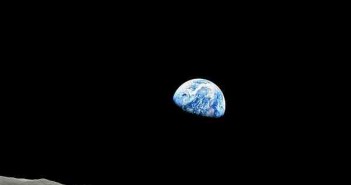 Wschód Ziemi sfotografowany przez załogę Apollo 8 / Credits: NASA