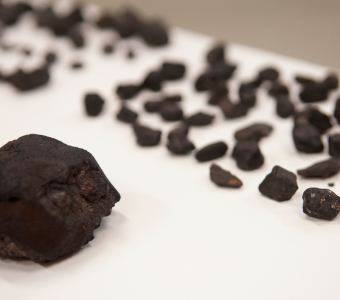 Fragmenty meteorytu czelabińskiego wystawione w Chicago / Credits: The Field Museum, Author: Karen Bean
