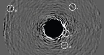 Układ planetarny HR8799 z ukazanymi egzoplanetami. Gwiazda znajduje się za czarnym przesłonięciem / Credits: Project 1640