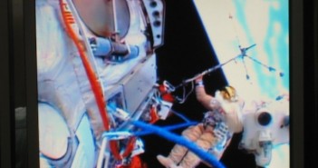 Moment rozkładania anteny analizatora częstotliwości radiowych RFA na zewnątrz Międzynarodowej Stacji Kosmicznej 19 kwietnia 2013 roku. Przyrząd skonstruowano w Centrum Badań Kosmicznych Polskiej Akademii Nauk w Warszawie. (Źródło: CBK PAN)