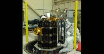 Technicy przygotowujący sondę LADEE do testów środowiskowych / Credits: NASA/Ames