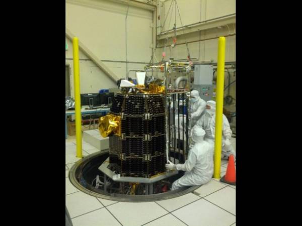 Technicy przygotowujący sondę LADEE do testów środowiskowych / Credits: NASA/Ames