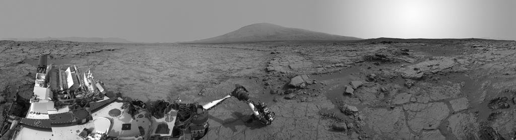 Łazik - jeszcze w Glenelg - dokonuje badań naukowych / Credits - NASA, JPL-Caltech