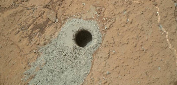 Otwór wydrążony przez wiertło łazika Curiosity w skale Cumberland / Credits: NASA/JPL-Caltech/MSSS