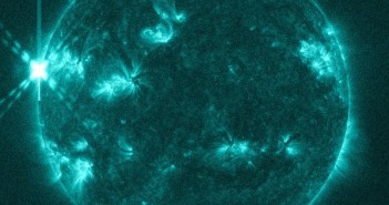 Moment rozbłysku klasy X1.7 z 13 maja 2013 / Credits - NASA, SDO