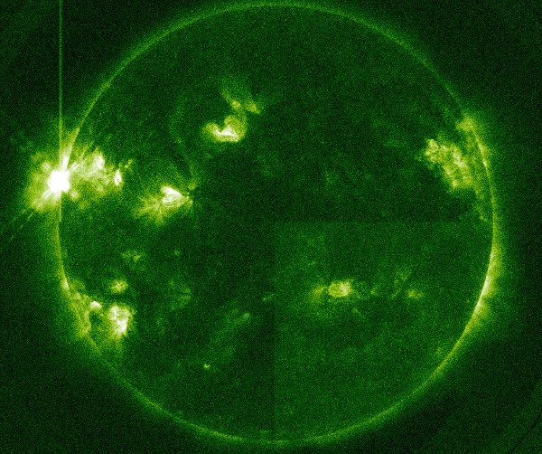 W momencie rozbłysku klasy X1.7 - 13.05.2013 / Credits - NASA, SDO