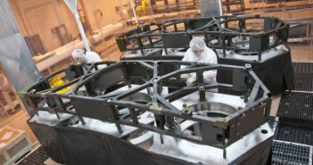 Prace nad skrzydłami struktury podpierającej zwierciadło główne teleskopu Jamesa Webba / Credits: Northrop Grumman, ATK