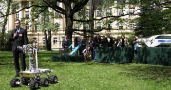 Łazik Hyperion u Premiera / Credits - Mars Society Polska