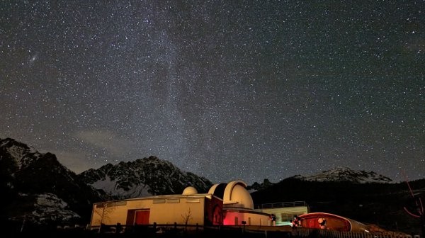 Piękne nocne niebo nad Obserwatorium Astronomicznym Aosta Valley w Saint-Barthelemy w gminie Nus we Włoszech. Tutaj w dniach 26-31 grudnia 2013 r. odbędzie się pierwszy Obóz Astronomiczny ESO. Źródło: P. Calcidese–Fondazione C. Fillietroz, ONLUS/ESO