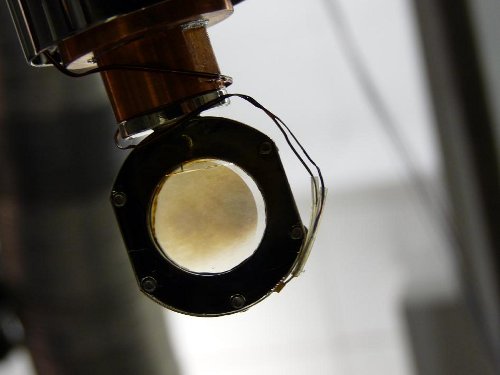 Zdjęcie przedstawia komorę eksperymentalną symulującą warunki na Tytanie. Brązowy nalot na szkiełkach to toliny. Credit: NASA/JPL-Caltech