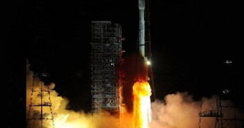 Start rakiety CZ-3B - 01.05.2013 / Credits - Xinhua/Han Yuqing