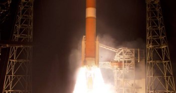 Moment startu rakiety Delta 4 z satelitą WGS 5 / Credits: Pat Corkery, United Launch Alliance