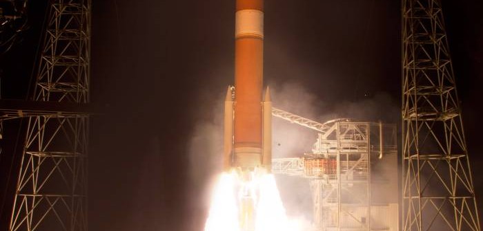Moment startu rakiety Delta 4 z satelitą WGS 5 / Credits: Pat Corkery, United Launch Alliance
