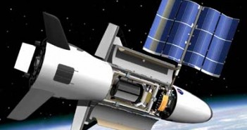 Grafika przedstawiająca X-37B na orbicie / Credits - USAF