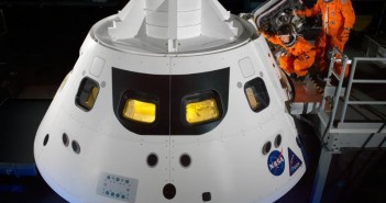 Testy przy makiecie kapsuły MPCV Orion / Credits - NASA/Bill Stafford