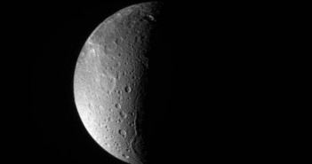 Niemal centralne ujęcie na biegun północy Dione. Na lewo od terminatora widoczny jest grzbiet Janiculum Dorsa / Credits: NASA/JPL/Space Science Institute
