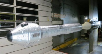 Model kapsuły CST-100 i rakiety Atlas V w tunelu aerodynamicznym / Credits: Boeing