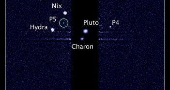 Księżyce Plutona obserwowane przez HST / Credits: NASA