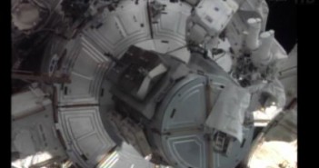 Astronauci przy śluzie Quest / Credits - NASA TV