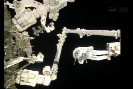 Luca Parmitano na końcu SSRMS / Credits - NASA TV