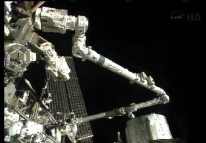 Luca Parmitano pracuje przy Z1 (dolny lewy róg, widoczna włoska flaga) / Credits - NASA TV