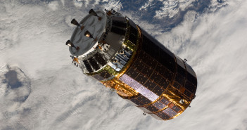 HTV-3 w pobliżu stacji ISS / Credits: NASA