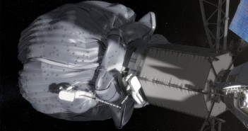 Spacer kosmiczny przy przechwyconej planetoidzie / Credits - NASA