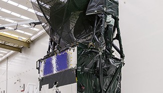 Satelita TDRS-L w trakcie prac naziemnych / Credits: Boeing