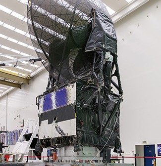 Satelita TDRS-L w trakcie prac naziemnych / Credits: Boeing