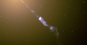 Dżet materii z galaktyki M87 / Credits: NASA