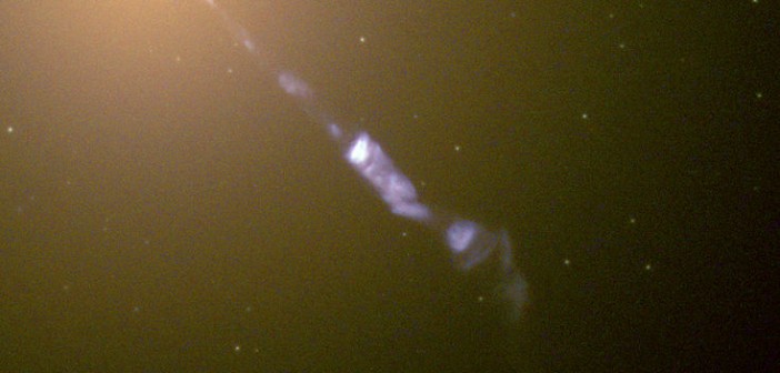 Dżet materii z galaktyki M87 / Credits: NASA