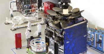 Satelita Inmarsat-5 F1 w trakcie prac naziemnych / Credits: Boeing