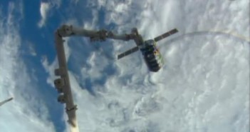 Cygnus w pobliżu ISS. Na pierwszym planie ramię SSRMS, które przechwyci statek / Credits: NASA TV