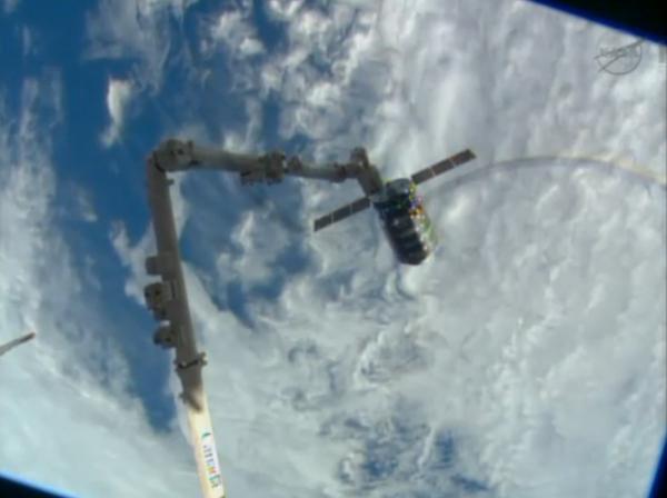 Cygnus w pobliżu ISS. Na pierwszym planie ramię SSRMS, które przechwyci statek / Credits: NASA TV