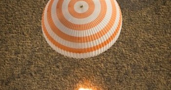 Lądowanie Sojuza TMA-08M / Credits - Bill Ingals, NASA
