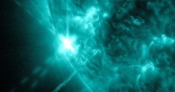 Rozbłysk klasy M2.8 z grupy 1865 - 9 października 2013 / Credits - NASA, SDO
