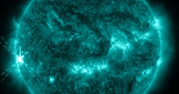 Faza maksymalna rozbłysku klasy X1.7 - grupa 1882, 25.10.2013 / Credits - NASA, SDO