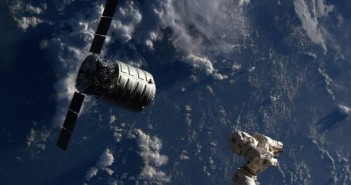 Bezzałogowy statek Cygnus i manipulator Stacji ISS o nazwie CanadArm2 / Credits: NASA/ESA