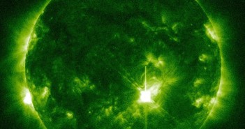 Moment rozbłysku klasy X1.1 z 10 listopada 2013 / Credits - NASA, SDO