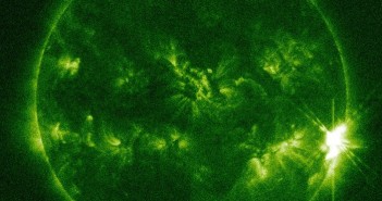 Rozbłysk klasy X1.0 z 19 listopada 2013 / Credits - NASA, SDO