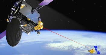 Wizja artystyczna połączenia laserowego SILEX między satelitami ARTEMIS i SPOT-4 / Credits: ESA