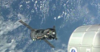 Sojuz TMA-09M w czasie manewru zmiany portu cumowniczego / Credits: ISS
