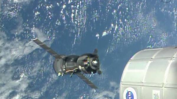 Sojuz TMA-09M w czasie manewru zmiany portu cumowniczego / Credits: ISS